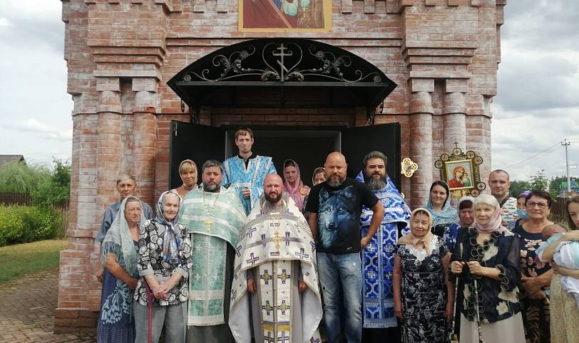 Молебен в часовне Казанской иконы Божией Матери в деревне Острово