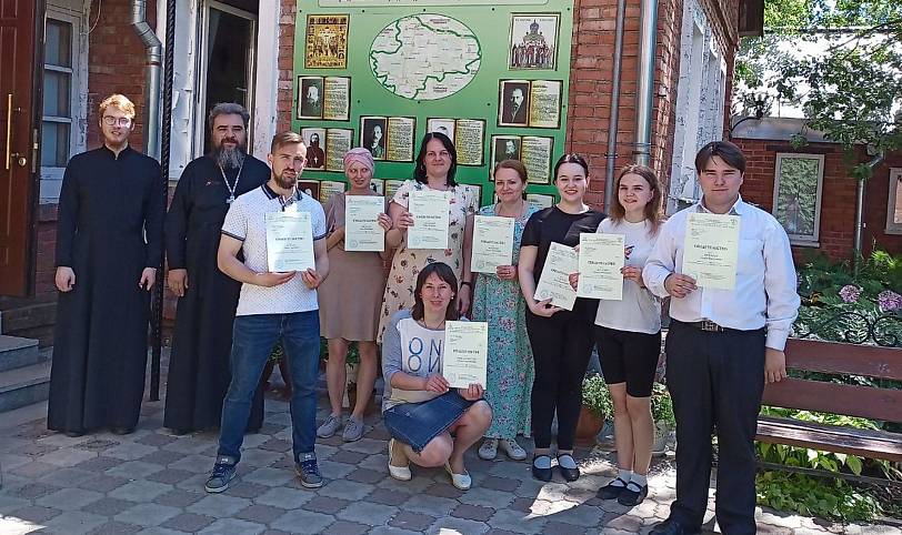 Вручение удостоверений об окончании Библейско-богословских курсов в Ликино-Дулёве