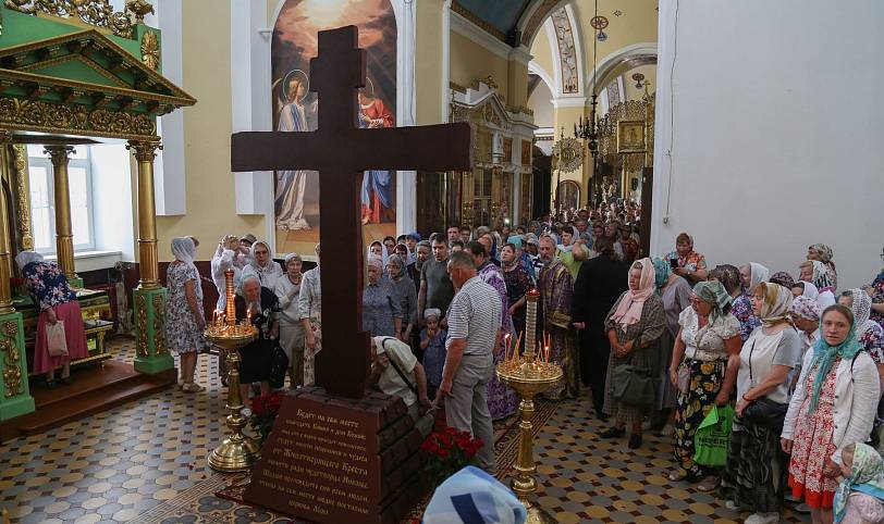 Принесение копии Животворящего Креста Господня в Успенский храм на Стромыни