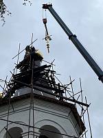 Водружение купола и креста на колокольню храма блаженной Ксении Петербургской деревни Медвежьи Озера