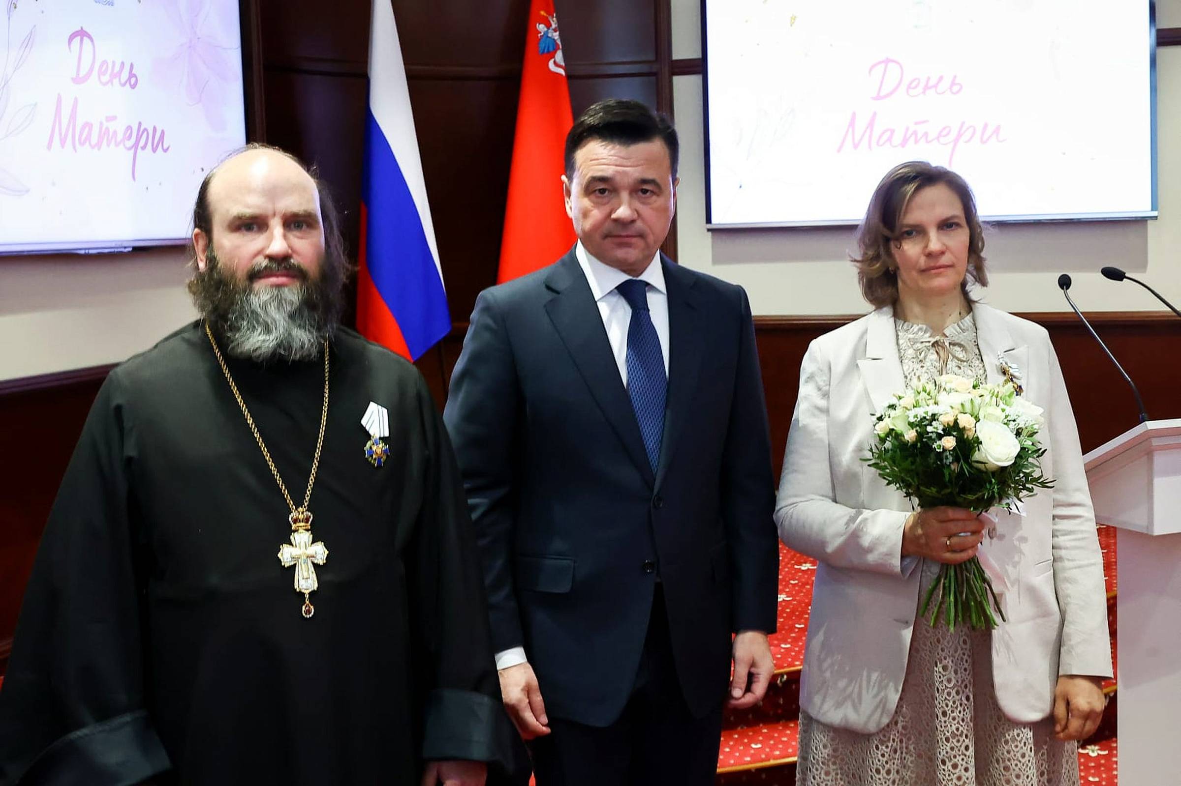 Церемония награждения многодетных родителей протоиерея Андрея и Галины Анатольевны Зозули