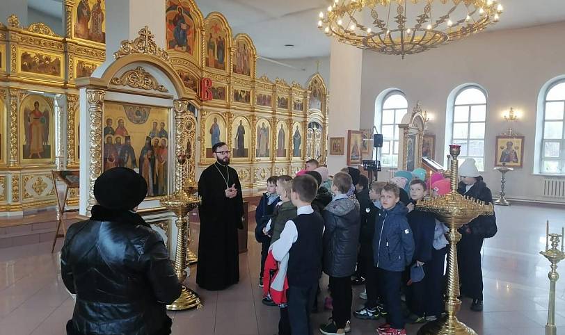 Гимназисты в Казанском храме Павловского Посада