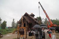 Установка креста на купол строящегося храма Лазаря Четырёхдневного в посёлке Лазарево Парк