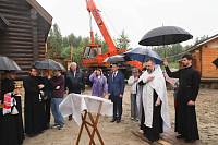 Установка креста на купол строящегося храма Лазаря Четырёхдневного в посёлке Лазарево Парк