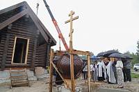 Установка креста на купол строящегося храма Лазаря Четырёхдневного в посёлке Лазарево Парк