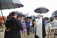 Установка креста на купол строящегося храма Лазаря Четырёхдневного в посёлке Лазарево Парк