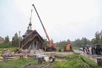 Установка креста на купол строящегося храма Лазаря Четырёхдневного в посёлке Лазарево Парк