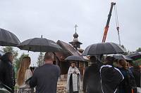 Установка креста на купол строящегося храма Лазаря Четырёхдневного в посёлке Лазарево Парк