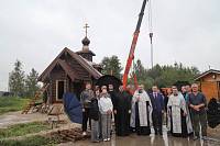 Установка креста на купол строящегося храма Лазаря Четырёхдневного в посёлке Лазарево Парк