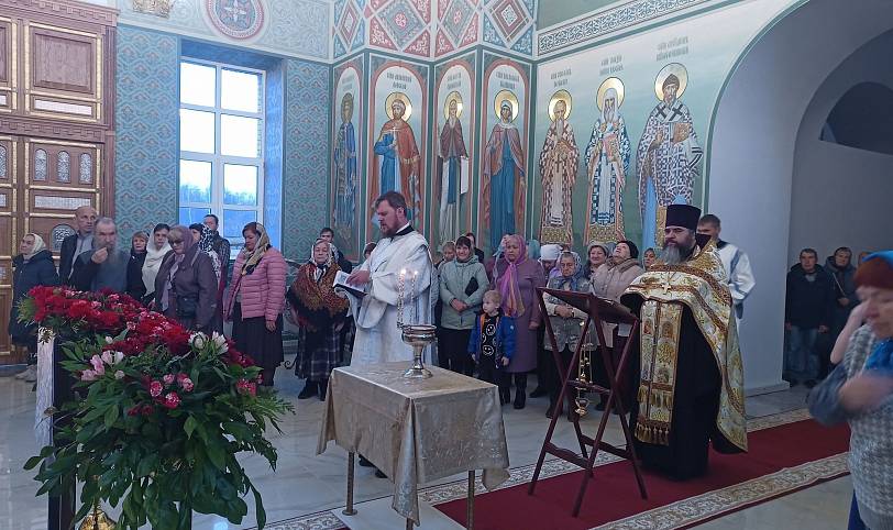 Первая литургия в восстановленном центральном приделе Троицкого храма г. Дрезна