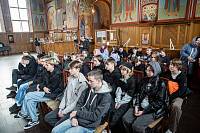 Школьники и студенты в Троицком соборе г. Щёлково