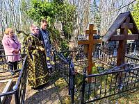 Заупокойное богослужение на месте захоронения протоиерея Леонида Бухарова