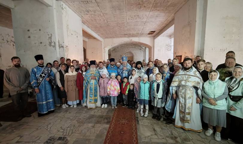 Архиерейское богослужение в Тихвинском храме деревни Евлево 