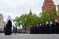 В канун 81-летия Победы Святейший Патриарх Кирилл возложил венок к могиле Неизвестного солдата у Кремлевской стены