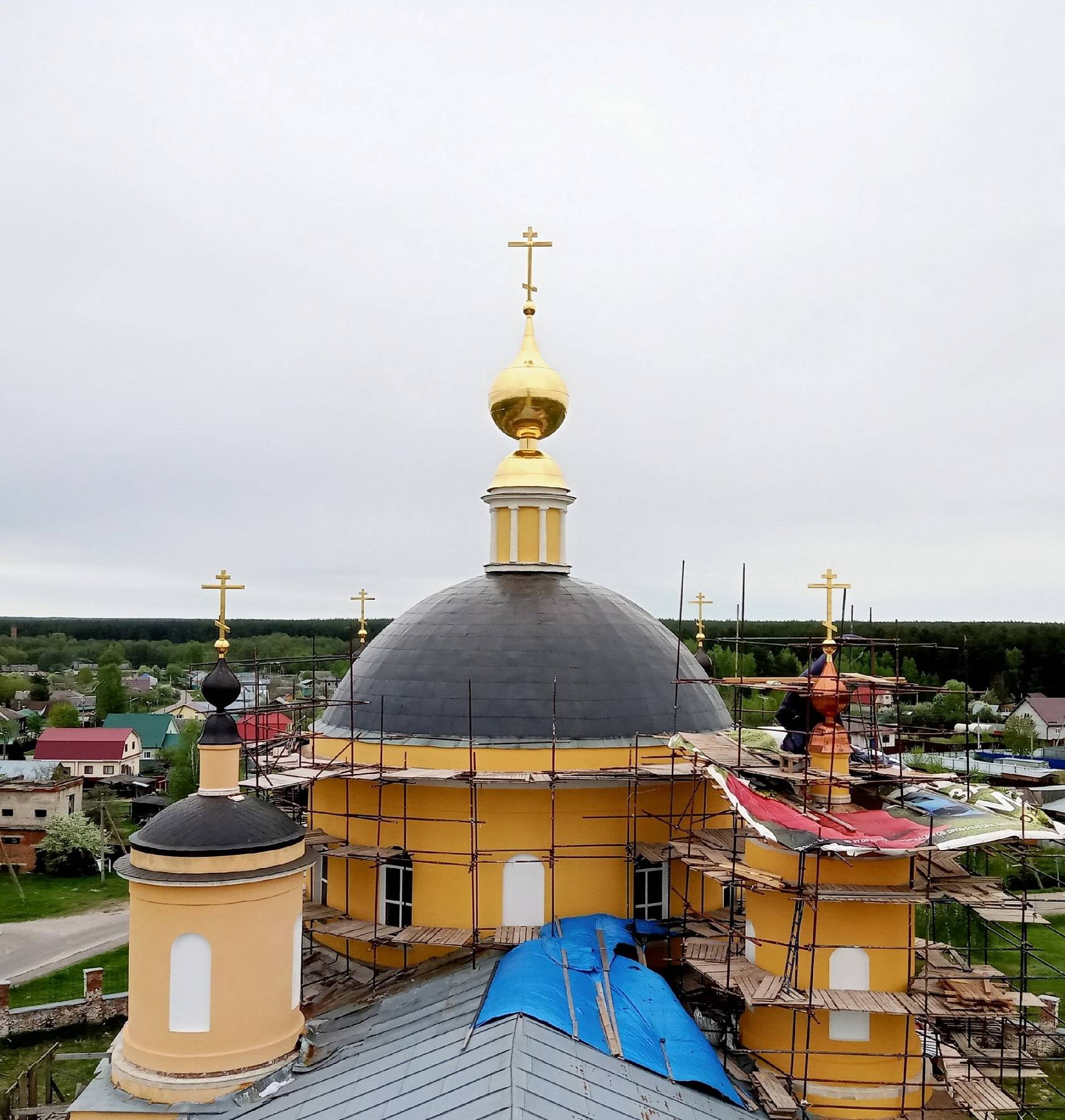 Установка креста на купол Воскресенского храма села Ильинский Погост