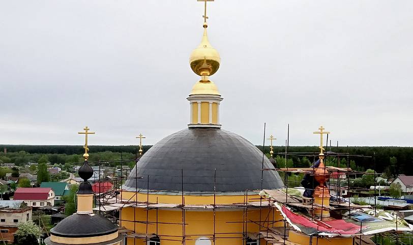 Установка креста на купол Воскресенского храма села Ильинский Погост