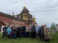 Установка креста на купол Воскресенского храма села Ильинский Погост