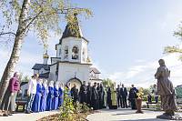 Освящение памятника блаженной Ксении Петербургской в Медвежьих Озёрах 